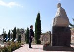 Садыр Жапаров возложил цветы к памятнику основоположника кыргызской письменности