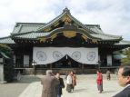 Власти: японские депутаты посетили храм Ясукуни как частные лица