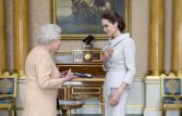 Елизавета II присвоила Анджелине Джоли титул кавалерственной дамы