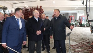 Александр Лукашенко ознакомился с состоянием дел по уборке льна