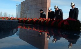 Сооронбай Жээнбеков посетил мемориальный комплекс «Ата-Бейит»