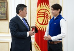 Президент Кыргызстана встретился с артистами балета