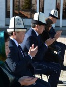 Сооронбай Жээнбеков почтил память героев Апрельской революции