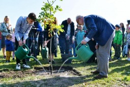 Президент Латвии открыл парк счастливых деревьев