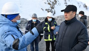 Президент Кыргызстана посетил рудник "Кумтор"