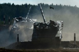 Специалисты УВЗ оказывают помощь в обслуживании бронемашин на «Танковом биатлоне»