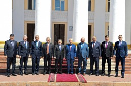 Глава Кабмина Акылбек Жапаров ознакомил бывших глав правительств Кыргызстана с работой Ситуационного центра АП
