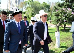 Президент Садыр Жапаров посетил Ошский кыргызский драматический театр