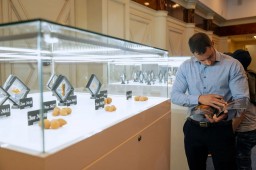 Янтарный комбинат Ростеха открыл международный янтарный форум AmberForum-2025 в Москве
