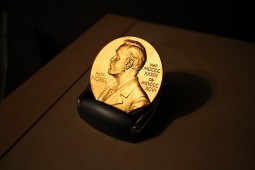 Нобелевская медаль открывшего нейтрон физика продана на аукционе за $329 тыс.